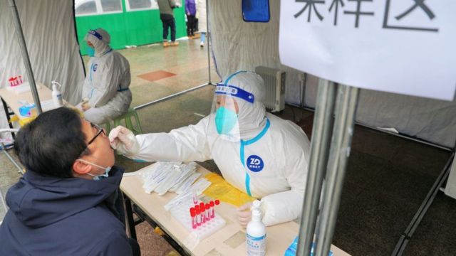 Xi Jinping llama a «proteger» vidas contra el coronavirus, mientras explotan los casos en China