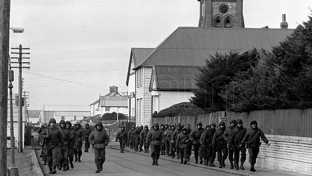 Exhiben por primera vez fotografías captadas por soldados en la Guerra de Malvinas