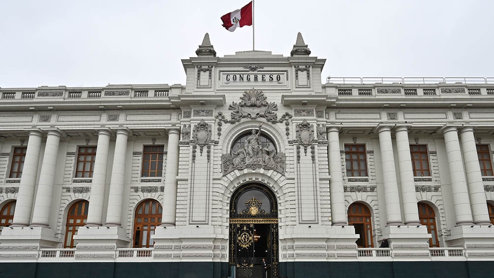 El Congreso de Perú aprobó adelantar las elecciones de presidente y congresistas a abril de 2024
