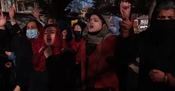 Mujeres afganas protestan en Kabul por prohibición de estudiar y varias son detenidas