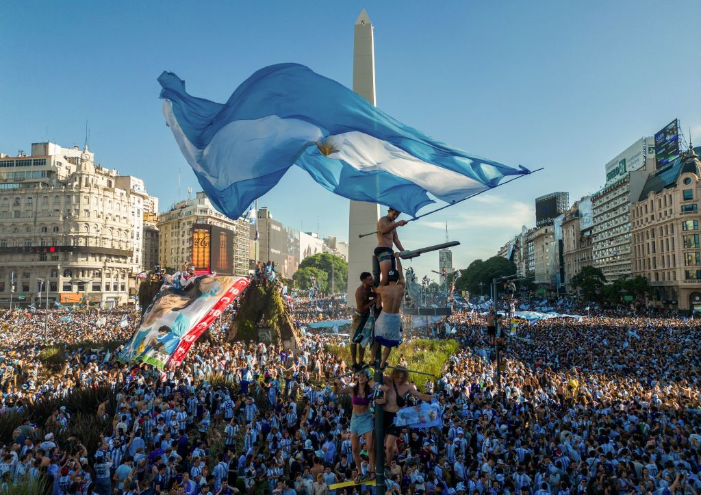 Ocho heridos, entre bomberos y policías, y seis detenidos tras incidentes al dejalojar el Obelisco