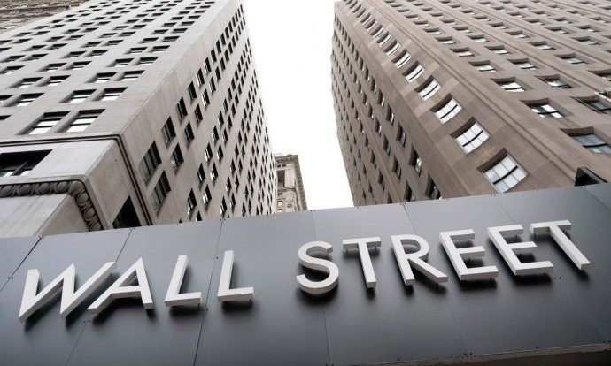 Wall Street cortó con la racha negativa y cerró con leves alzas
